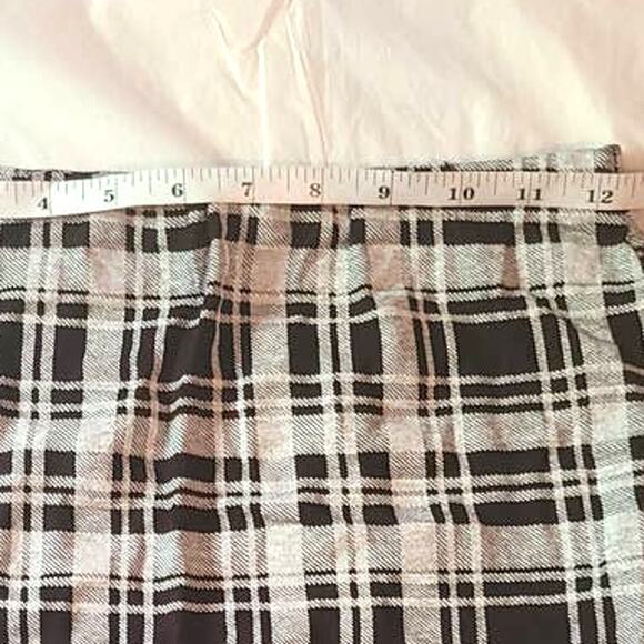 Boohoo Black White Gray Plaid Mini Skirt ~ size 4, Pre-Loved - Picture 2 of 5